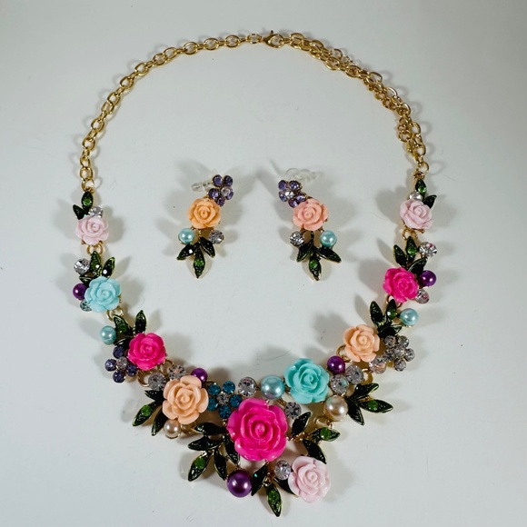 Roses galore in beautiful spring and summer colors in this necklace set. - Picture 5 of 6